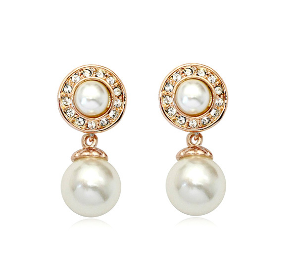 Örhängen "White Pearl" med Austrian Crystal och i 18 K Guldplätering