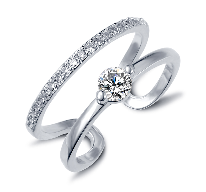 Ring med en större och många små Cubis Zirconia och i 925 Sterling Silverplätering