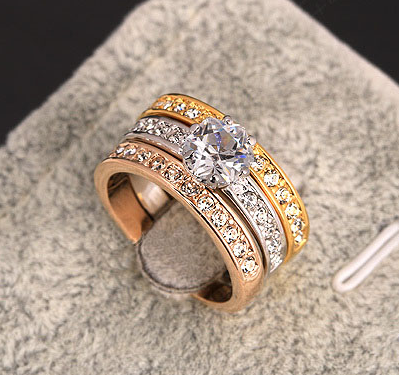 Ring "Trippel" med en stor Cubic Zirconia och små Austrian Crystals i 18K Guld-, 18K Roséguld- och Platinumplätering - 2