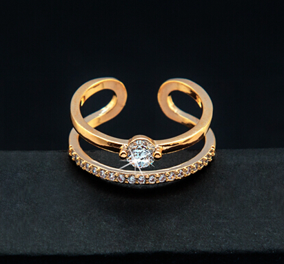 Ring med en större och många små Cubis Zirconia och i 18K Roséguldplätering - 3