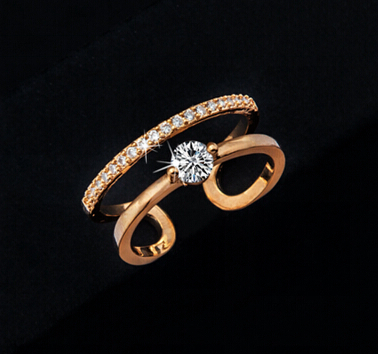 Ring med en större och många små Cubis Zirconia och i 18K Roséguldplätering - 4