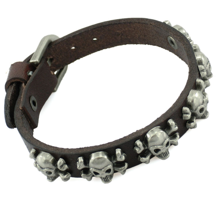 Läderarmband "Six Skulls" med metalldetaljer -Brunt