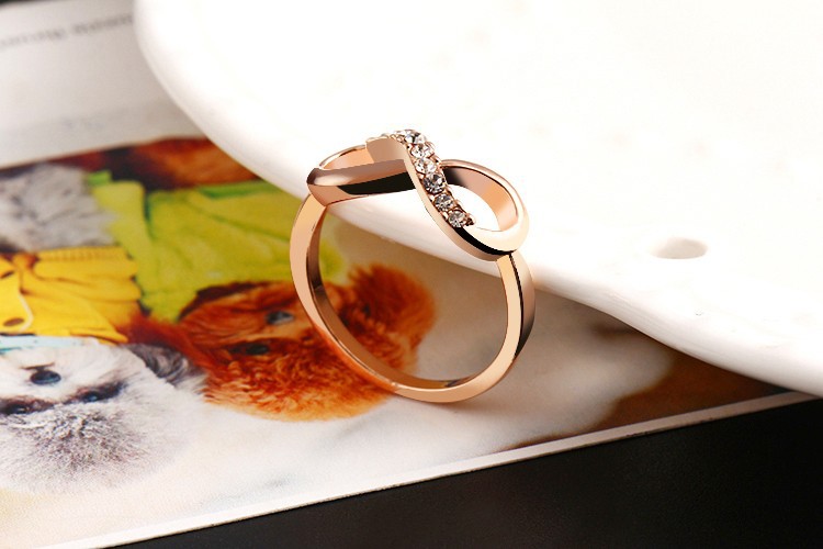 Ring med Cubic Zirconia och i 18K Roséguldplätering - 4