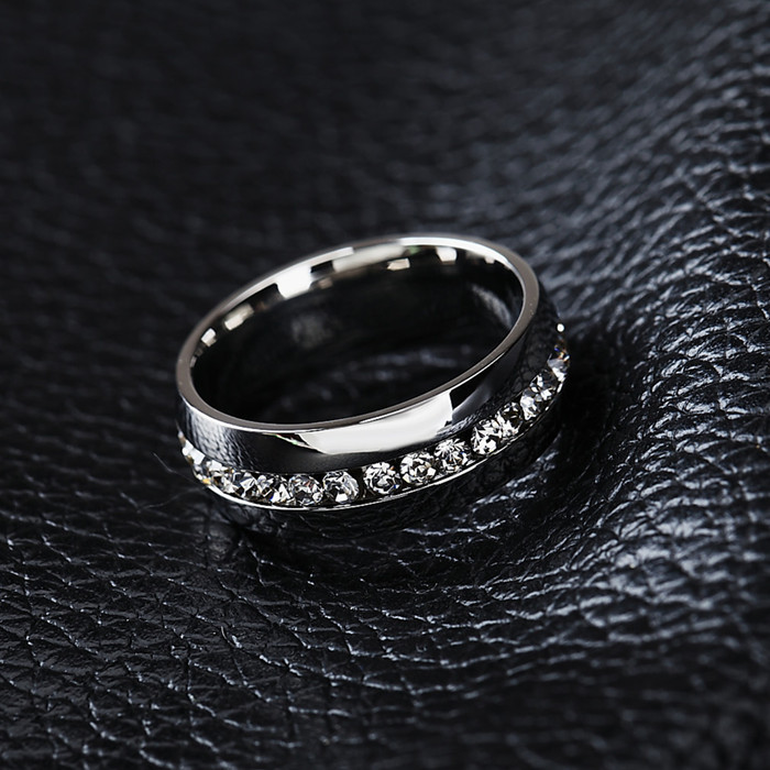Ring med många små stenar i Cubic Zirconia och i rostfritt stål - 3