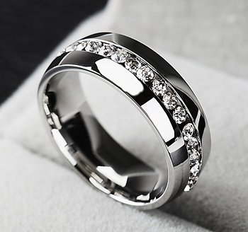 Ring med många små stenar i Cubic Zirconia och i rostfritt stål