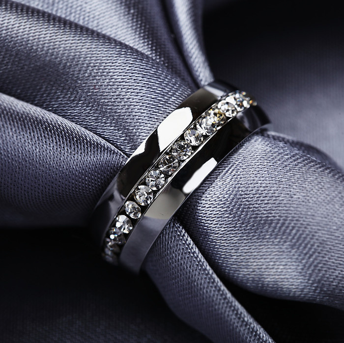 Ring med många små stenar i Cubic Zirconia och i rostfritt stål - 4