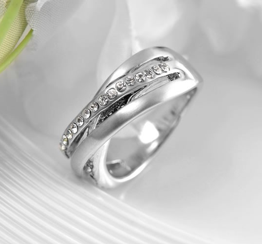 Ring med många små stenar i Austrian Crystals och platinumplätering - 3