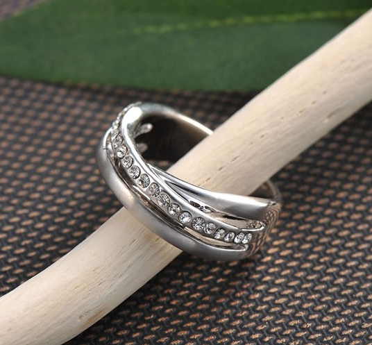 Ring med många små stenar i Austrian Crystals och platinumplätering - 4
