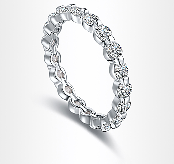 Ring med många små stenar i Cubic Zirconia och platinumplätering