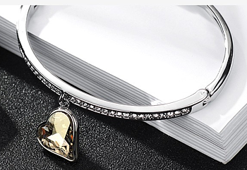 Armband "White Heart" med en större vit Austrian Crystal och flera små Austrian Crystals samt i platinumplätering
