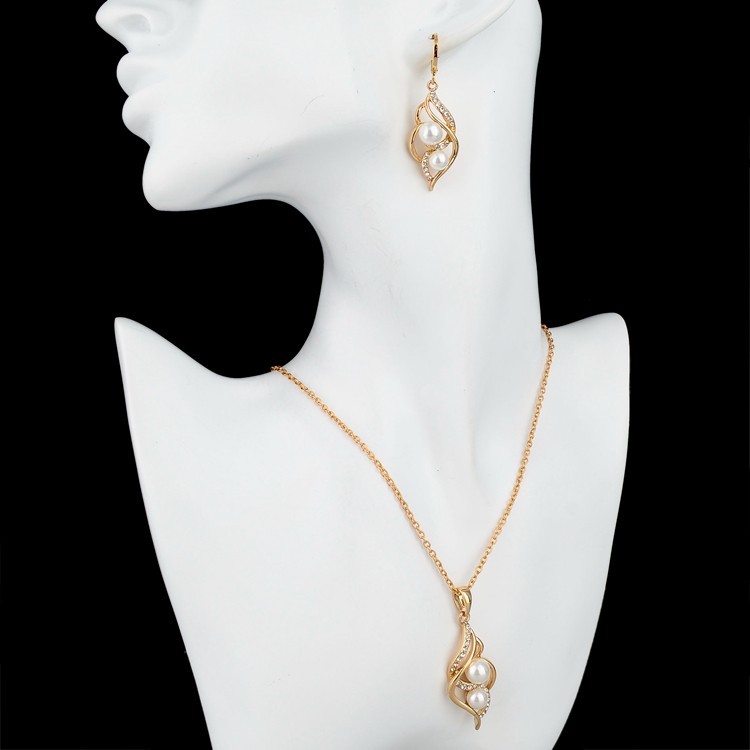 Smyckeset med Austrian Crystals och Simulated Pearls - 18K Roséguldplätering och vita Pärlor - 2