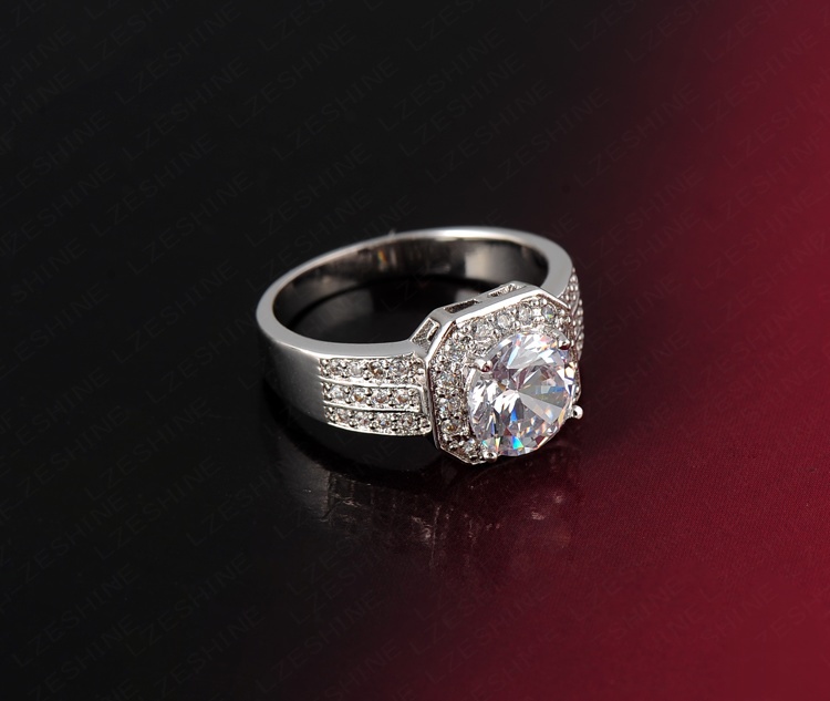 Ring med en större och många små Cubic Zirconia samt i platinumplätering - 2