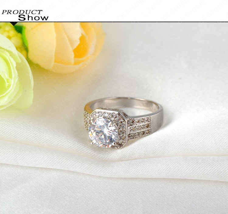 Ring med en större och många små Cubic Zirconia samt i platinumplätering - 3