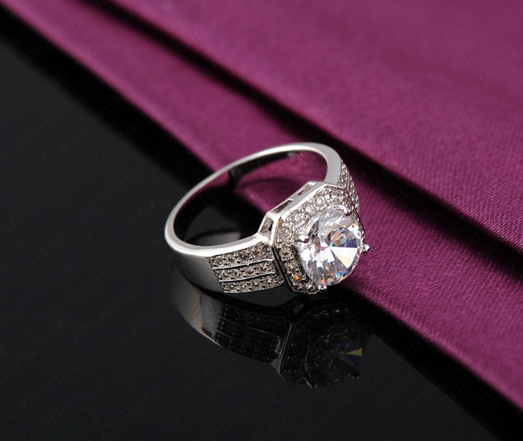 Ring med en större och många små Cubic Zirconia samt i platinumplätering - 5