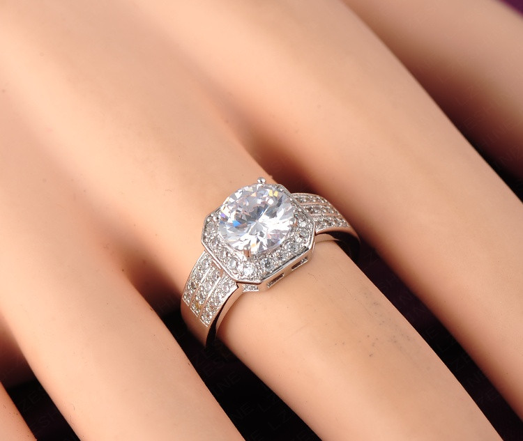 Ring med en större och många små Cubic Zirconia samt i platinumplätering - 7