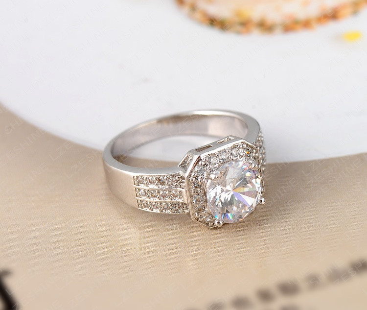 Ring med en större och många små Cubic Zirconia samt i platinumplätering - 6
