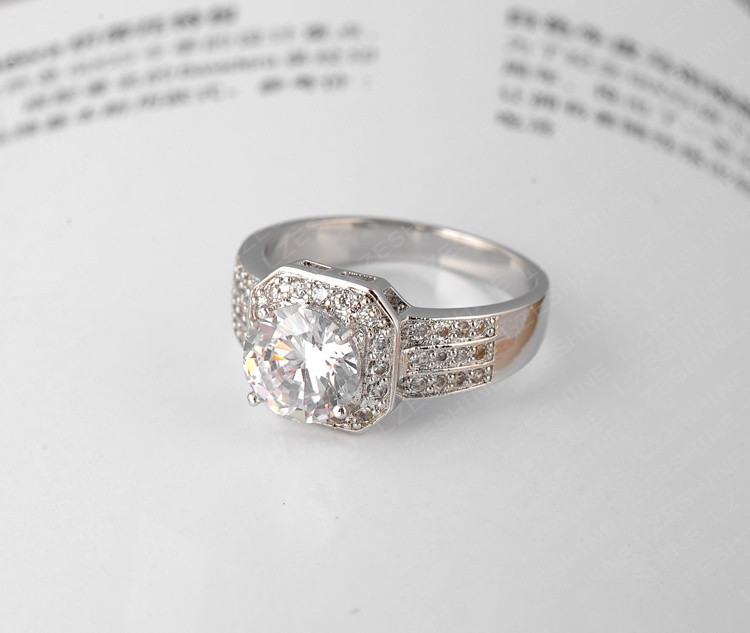Ring med en större och många små Cubic Zirconia samt i platinumplätering - 4