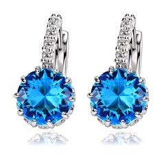 Örhängen med flera små vita Cubic Zirconia och en större Cubic Zirconia i Blått samt i 18 K Vit Guldplätering - 2