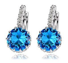 Örhängen med flera små vita Cubic Zirconia och en större Cubic Zirconia i Blått samt i 18 K Vit Guldplätering