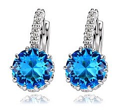 Örhängen med flera små vita Cubic Zirconia och en större Cubic Zirconia i Blått samt i 18 K Vit Guldplätering