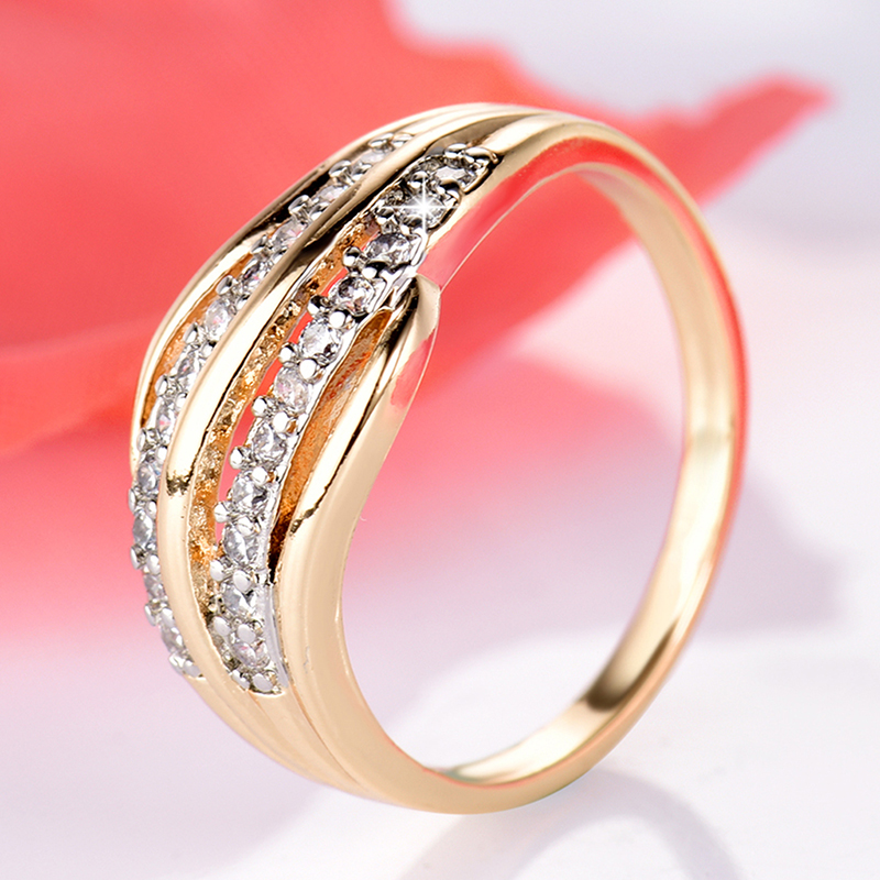 Ring med många små Cubic Zirconia och i 18K Guldplätering - 5