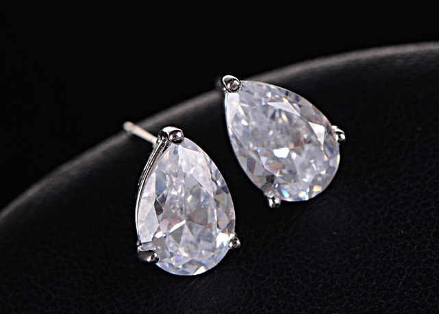 Örhängen med en droppformad vit Cubic Zirconia i 18 K Vit Guldplätering - 2
