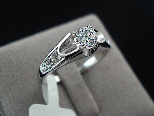 Ring med en större och fyra mindre Cubic Zircona och platinumplätering - 4