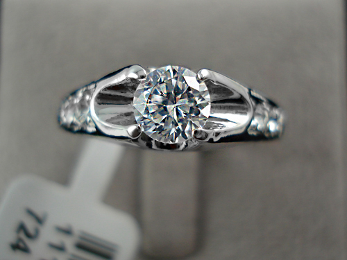 Ring med en större och fyra mindre Cubic Zircona och platinumplätering - 2