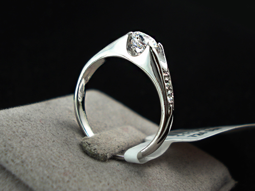 Ring med en större och fyra mindre Cubic Zircona och platinumplätering - 5
