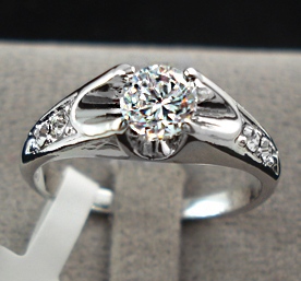 Ring med en större och fyra mindre Cubic Zircona och platinumplätering