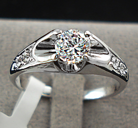 Ring med en större och fyra mindre Cubic Zircona och platinumplätering