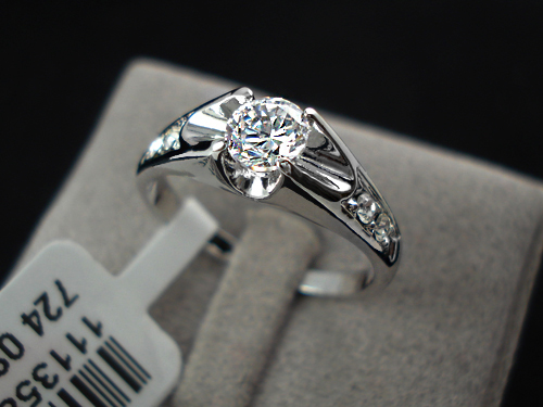 Ring med en större och fyra mindre Cubic Zircona och platinumplätering - 6