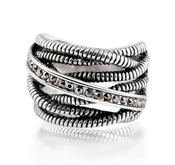 Ring med bl.a en kristallrand samt  i 925 Sterling Silverplätering