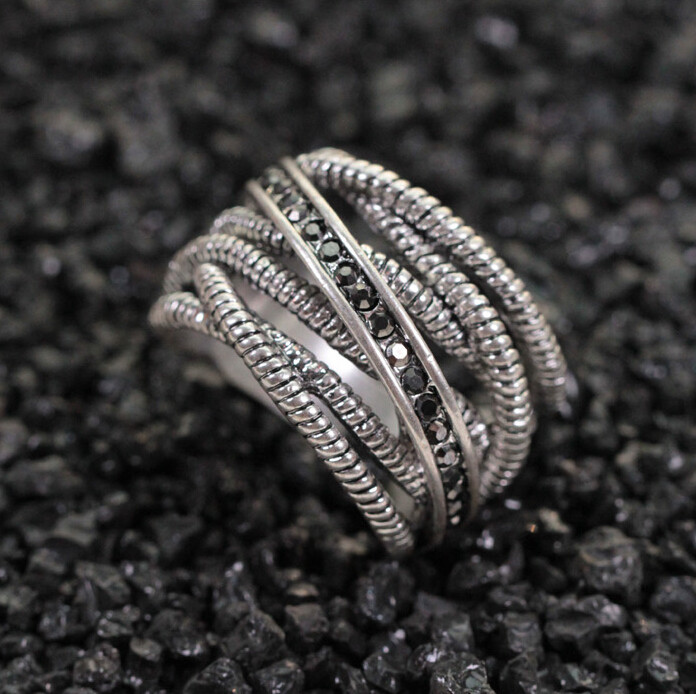 Ring med bl.a en kristallrand samt  i 925 Sterling Silverplätering - 5