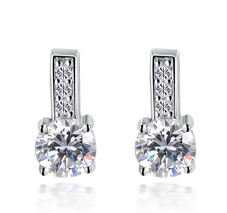 Örhängen med en stor och tre mindre stenar av Cubic Zirconia och i Platinumplätering