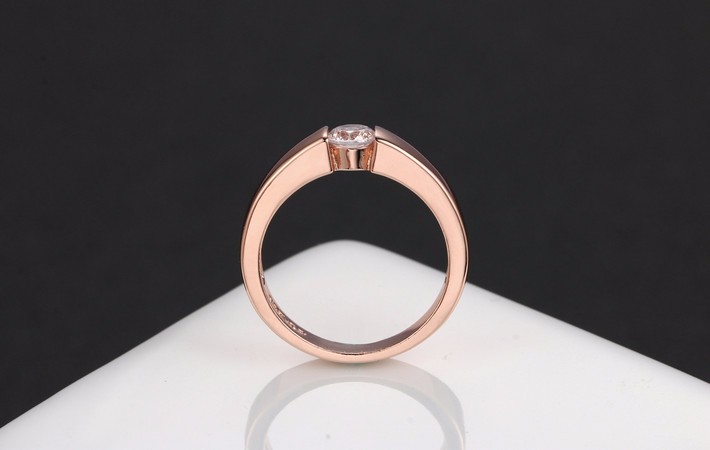 Stilren ring med en Cubic Zirconia och i 18K Roséguldplätering - 4