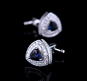 Manschettknappar "Crystal Blue"  med en stor Blå och många små vita kristaller samt platinumplätering