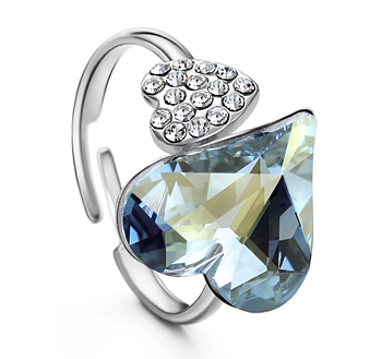 Ring "Blue Heart" med en större och flera mindre Austrian Crystals samt  i Platinumplätering