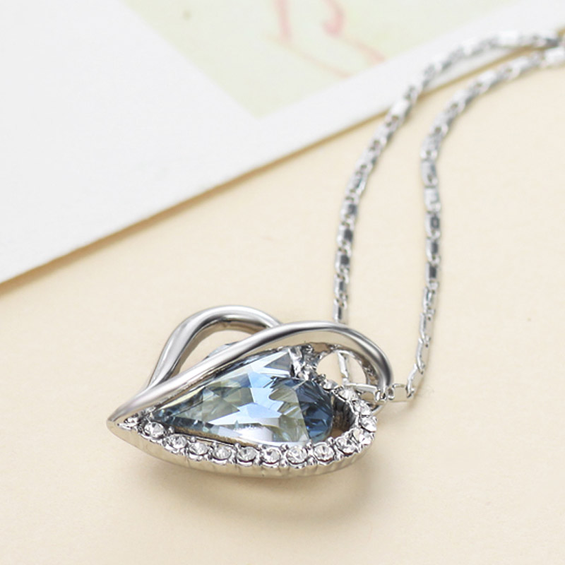 Halsband "Love heart" med en större ljusblå Austrian Crystal och flera små Austrian Crystals samt i platinumplätering - 3
