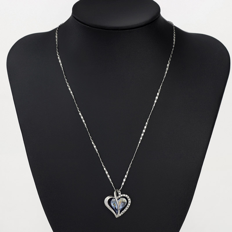 Halsband "Love heart" med en större ljusblå Austrian Crystal och flera små Austrian Crystals samt i platinumplätering - 4