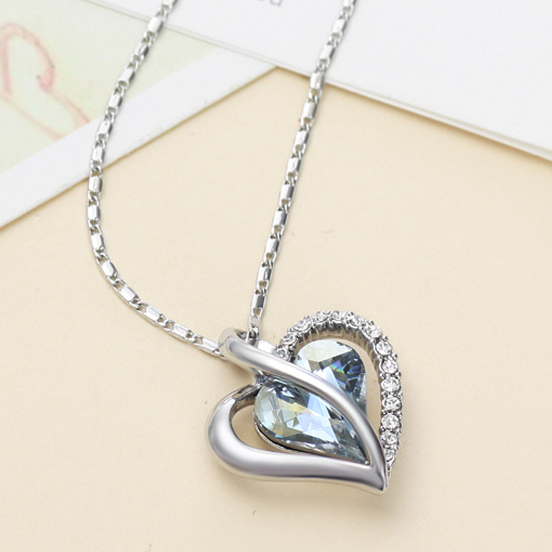 Halsband "Love heart" med en större ljusblå Austrian Crystal och flera små Austrian Crystals samt i platinumplätering - 2