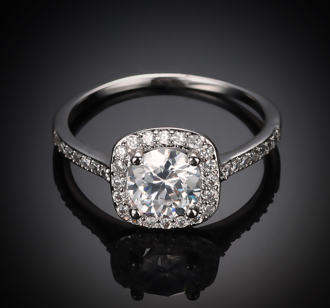 Ring i kvadratiskt utförande med en stor och många små stenar i Cubic Zirconia och 925 Sterling Silverplätering - 3