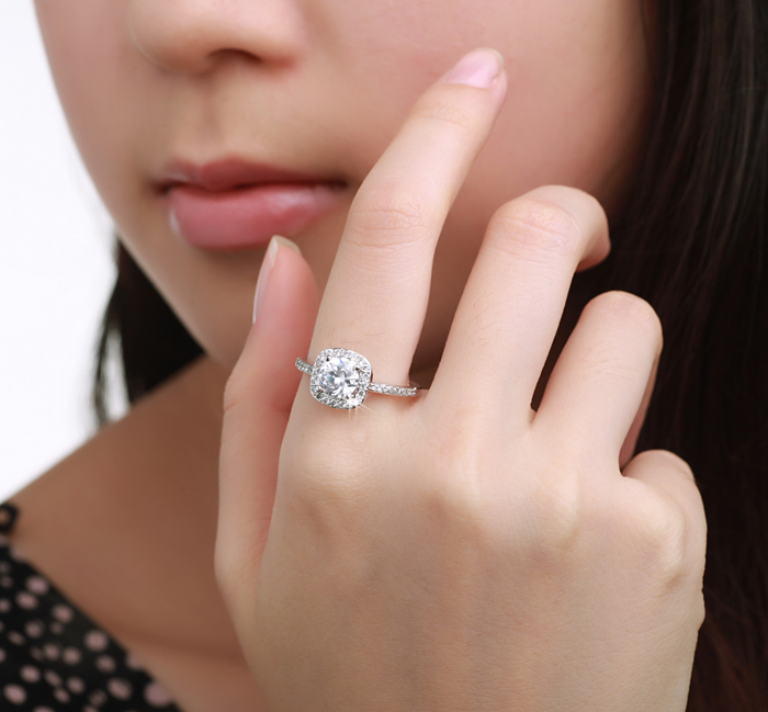 Ring i kvadratiskt utförande med en stor och många små stenar i Cubic Zirconia och 925 Sterling Silverplätering - 4
