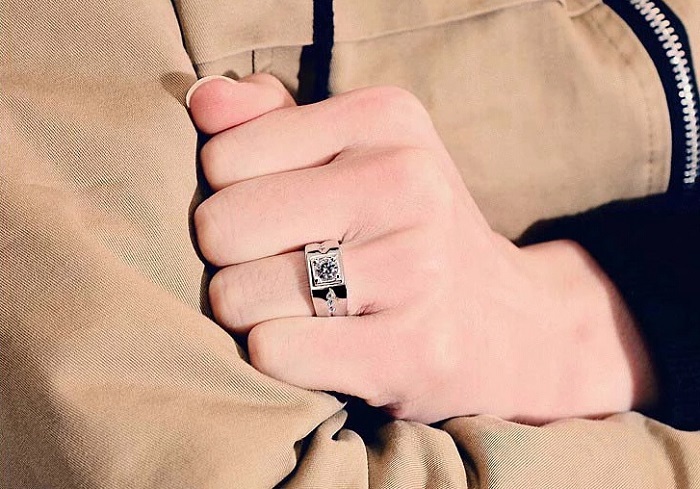 Stilren ring i herrmodell med en större och 6 mindre Cubic Zirconia i platinumplätering - 4