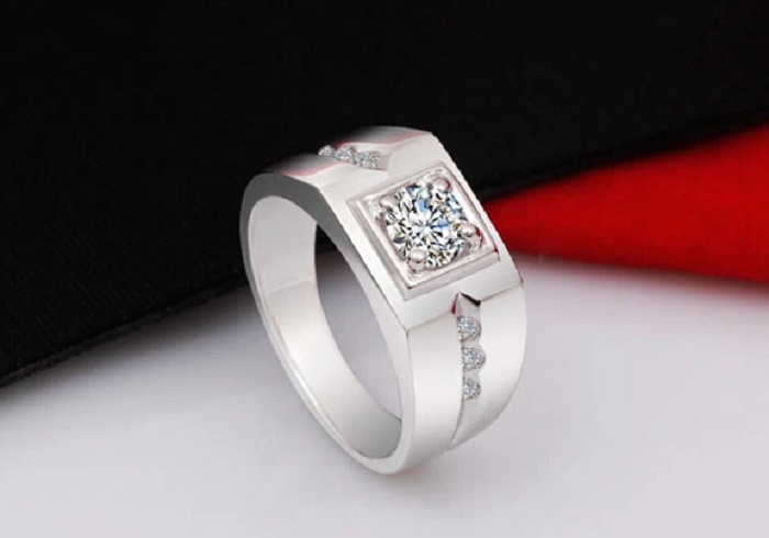 Stilren ring i herrmodell med en större och 6 mindre Cubic Zirconia i platinumplätering - 3
