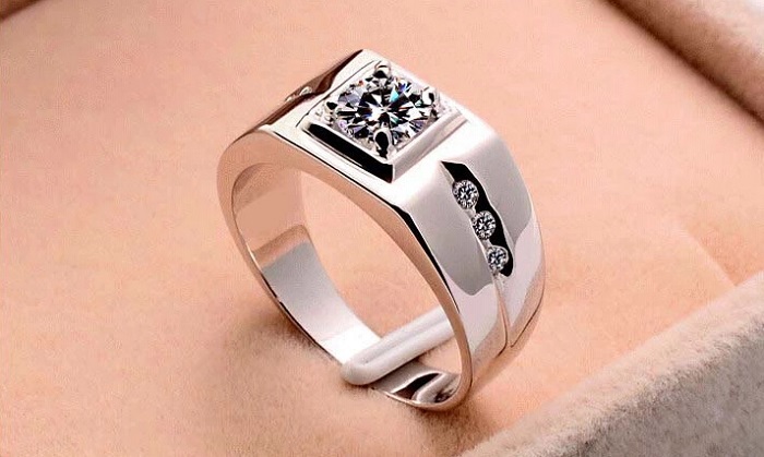 Stilren ring i herrmodell med en större och 6 mindre Cubic Zirconia i platinumplätering - 2