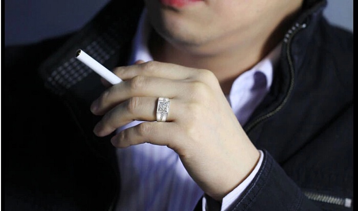 Stilren ring i herrmodell med en större och 6 mindre Cubic Zirconia i platinumplätering - 5