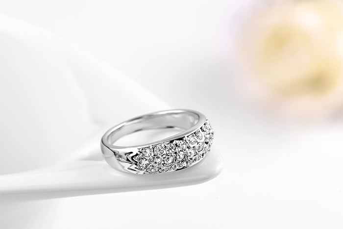 Ring med ett band av små Austrian Crystals och platinumplätering - 4