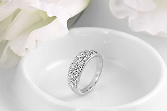 Ring med ett band av små Austrian Crystals och platinumplätering - 3