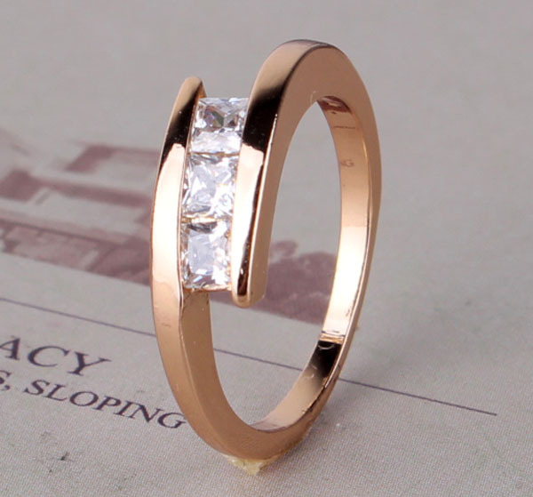 Ring med Cubic Zirconia och i 18K Roséguldplätering - 2